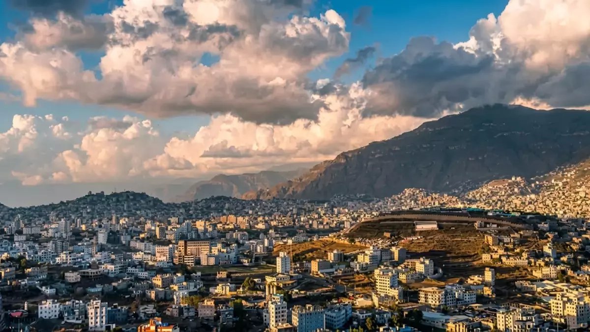 عاجل في إب: شكاوى تُكشف صفقات حوثية سرية… أبراج معرضة للانهيار مقابل 10% من كل عقد!