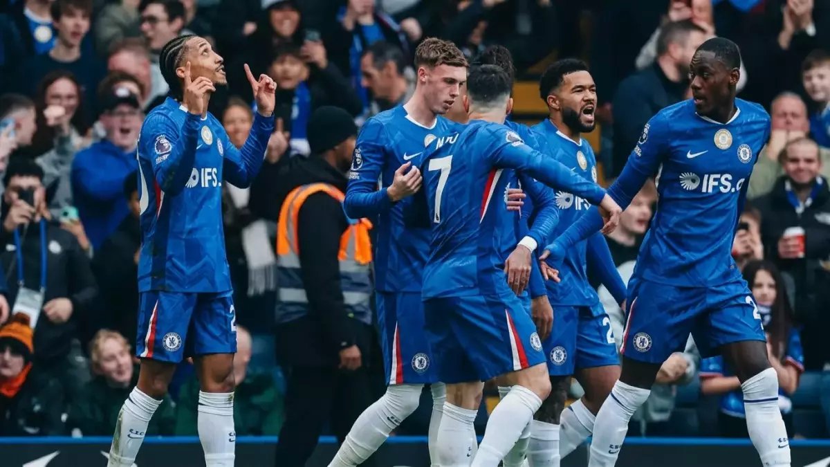 عاجل: كايسيدو يغازل ريال مدريد بذكاء بعد عقوبة فرنانديز.. انفجار غرفة تغيير تشيلسي يهدد مستقبل المشروع!