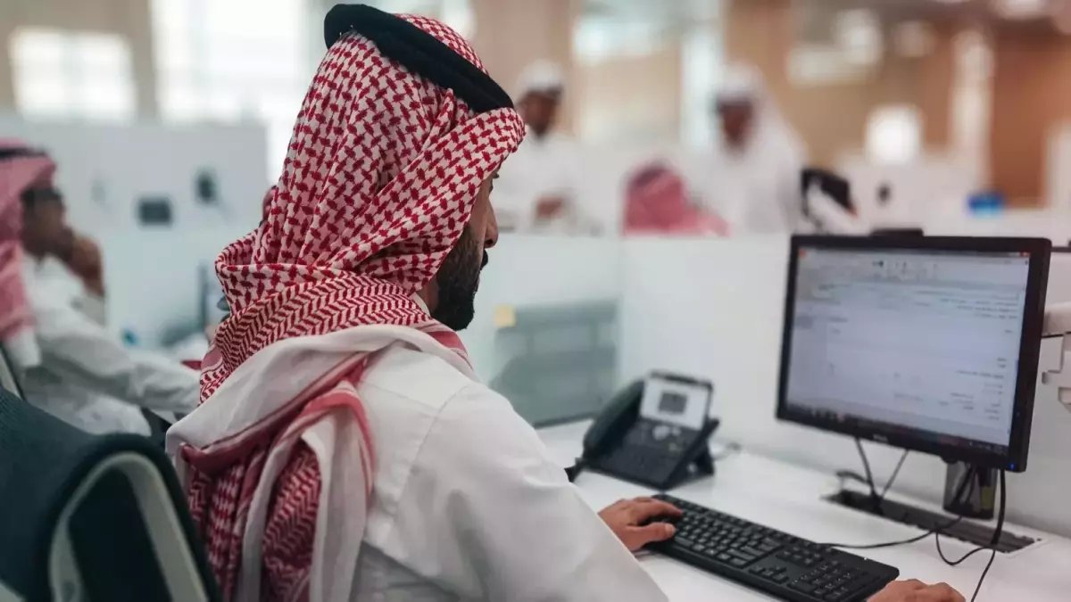 تحديث ضخم يغير سوق العمل: السعودية تضيف 69 مهنة جديدة لتوطين 100% في القطاع الخاص بدءاً من 2026... وهذه أبرز المهن المتأثرة!