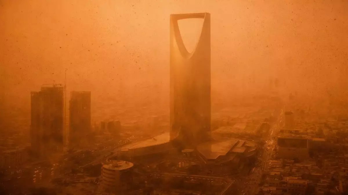 عاجل: الأرصاد السعودية تُعلن حالة الطقس الخطيرة اليوم - رياح ترابية صاعقة تُهدد 7 مناطق رئيسية!
