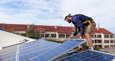 المنازل الأوروبية تتحول إلى محطات طاقة شمسية لمواجهة أزمة الكهرباء.. صور