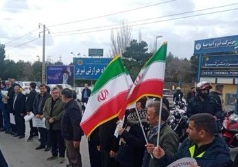 علم إيران وسط الجماهير