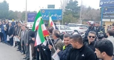 شعب إيران يواجه تهديدات ترامب بدروع بشرية على الجسور وحول محطات الطاقة.. صور