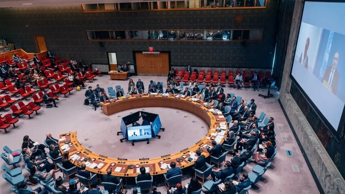 عاجل: فيتو روسي صيني يهزم قراراً خليجياً تاريخياً لفتح مضيق هرمز… ماذا يعني تعطيل 20 مليون برميل نفط يومياً؟