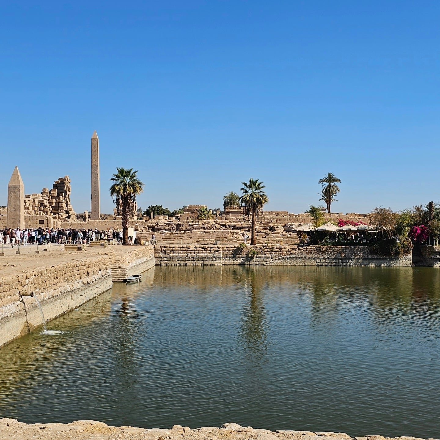 البحيرة المقدسة تقع خارج بهو الكرنك الرئيسي بجوار الجعران المقدس