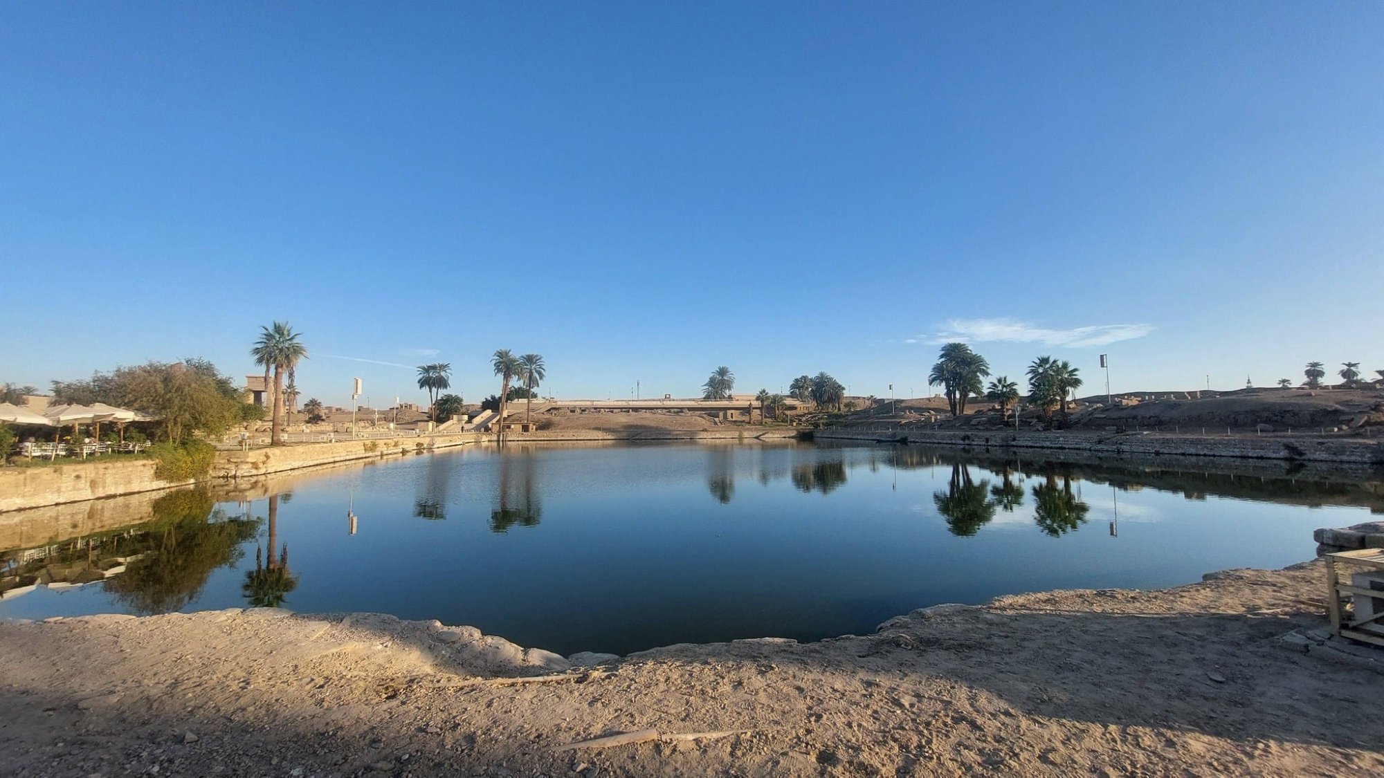 البحيرة المقدسة في معابد الكرنك سر فرعونى بنى بعهد الملك تحتمس الثالث