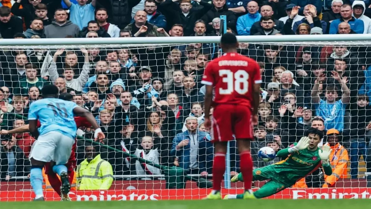 صادم: آلي ماكويست يدمر محمد صلاح بانتقادات قاسية بعد إهدار ركلة الجزاء أمام السيتي - هل انتهت حقبة الفرعون؟