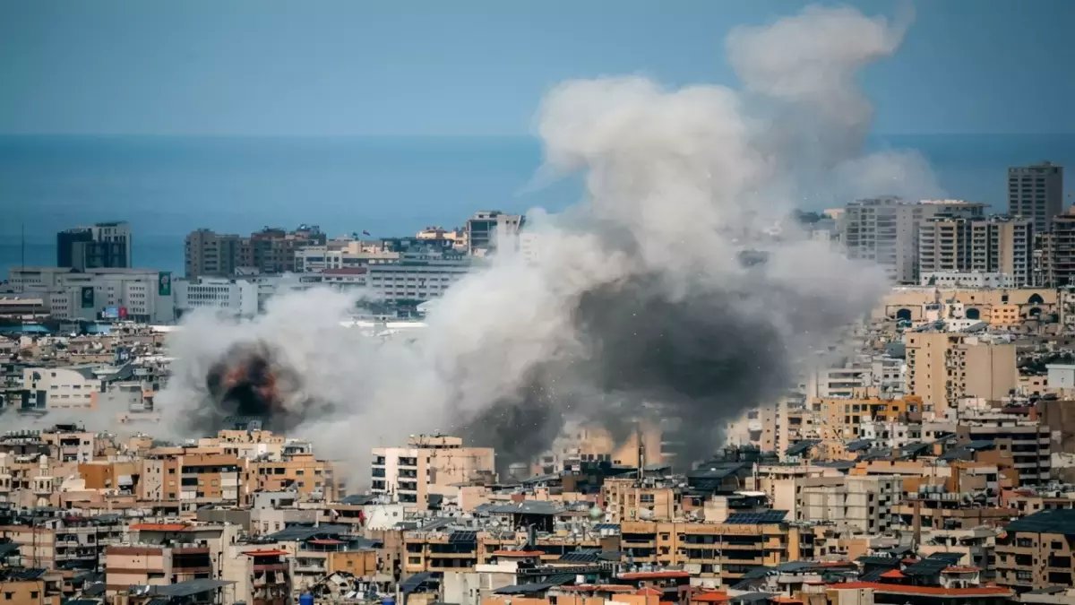 عاجل… غارة إسرائيلية جديدة على بيروت: هل تقترب الحرب من نقطة الانفجار؟ | القصة الكاملة في 5 دقائق