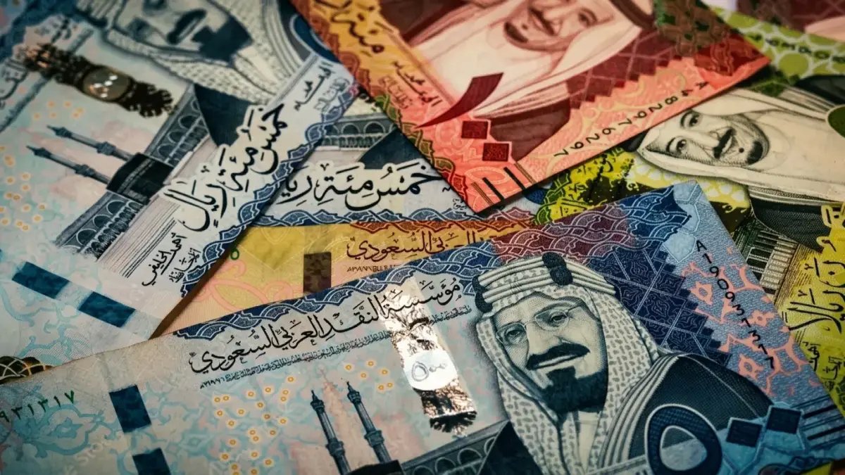 الريال السعودي يخفي قاعدة جديدة لتكاليفك القادمة.. بنك الكويت الوطني يكشف: 14.67 هو معادلة حساب خسارة كل 1000 ريال