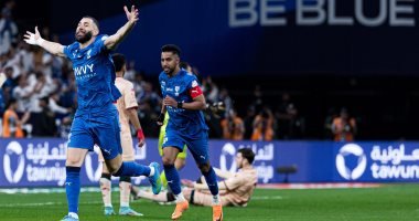 الهلال ضد الخلود.. بنزيما يوقع على هاتريك فى الشوط الأول "فيديو"