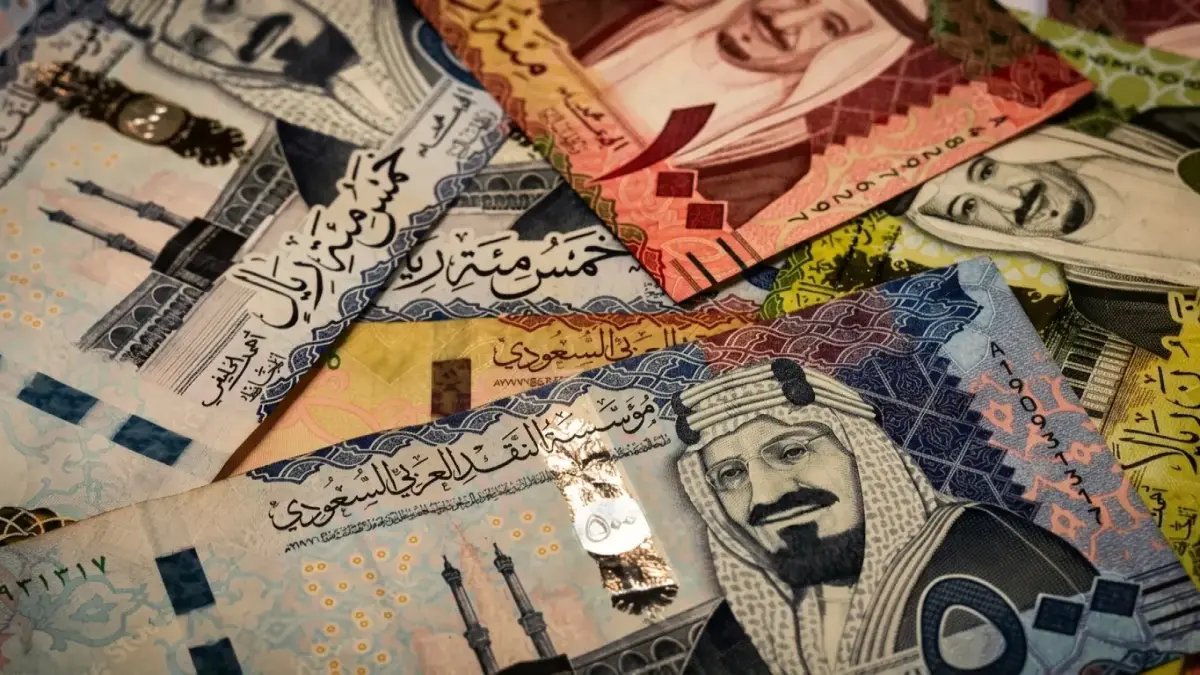 الريال السعودي يكتب رقمًا قياسيًا جديدًا... ليس في البورصة، بل تكلفة فعلية تصل إلى 14.67 جنيه في بنك الكويت الوطني.