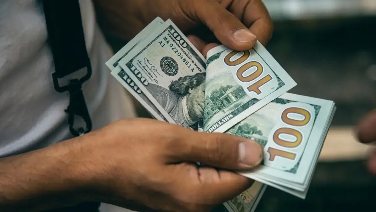 عاجل: الدولار يسقط صاروخياً في البنوك المحلية خلال ساعات.. خسارة قياسية بلغت 1.37 جنيه وتراجع مفاجئ لهذا السعر!