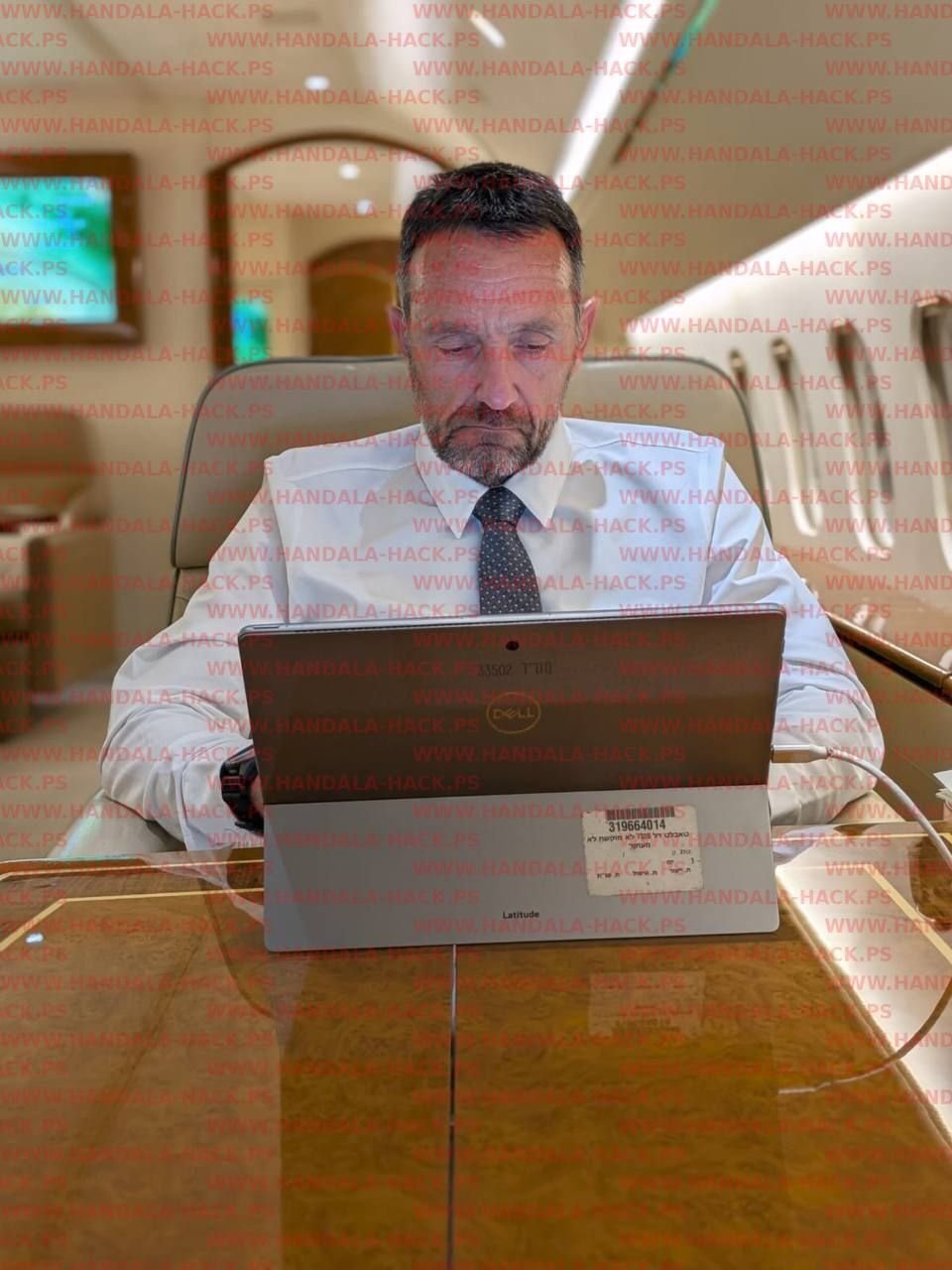 رئيس الاركان الاسرائيلي السابق داخل طائرة إسرائيلية خاصة