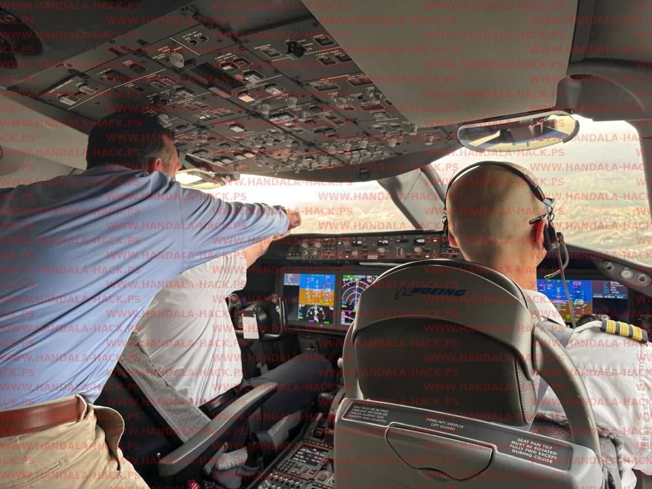 هاليفى داخل طائرة هليكوبتر