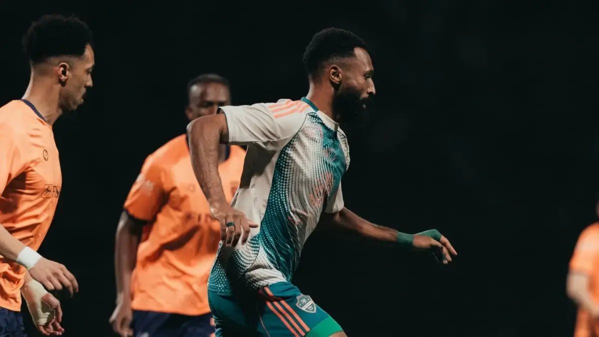 عاجل: الحكم يكشف تهديداً خطيراً من سيد عبد الحفيظ.. "لن ترى هذا الوجه مجدداً" - أزمة جديدة تهز كرة القدم المصرية!