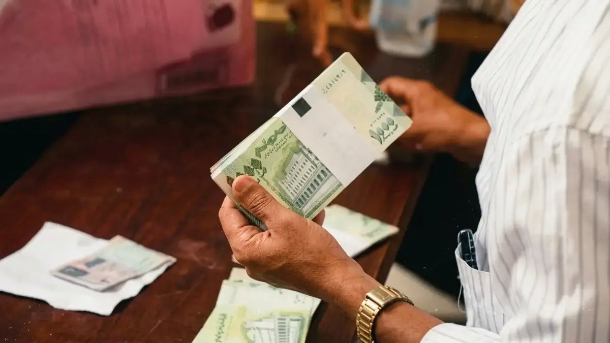 مفارقة في قلب الأزمة.. بنك عدن الإسلامي نجح بتحدي المنطق وصرف رواتب 3 أشهر دفعة واحدة