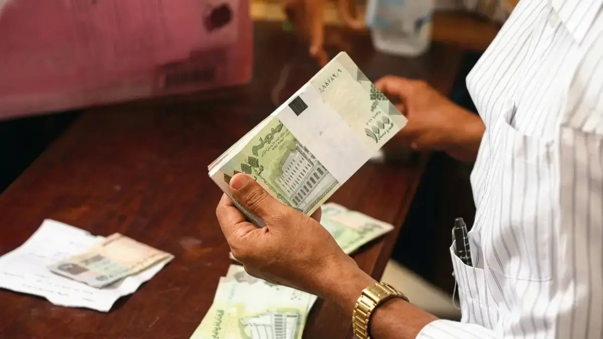 مؤسسة مالية واحدة تتحدى أزمة خانقة وتغير قواعد اللعب.. ماذا فعلت؟ بنك عدن الإسلامي يصرف 3 رواتب دفعة واحدة