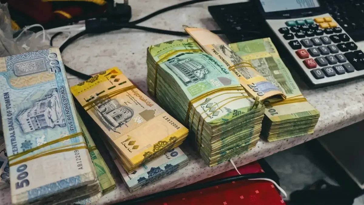 كبار السن في تعز بين الحرب والانتظار... بنك القاسمي يغير القواعد بـ ‘جهاز مالي في كل مديرية المحافظة’