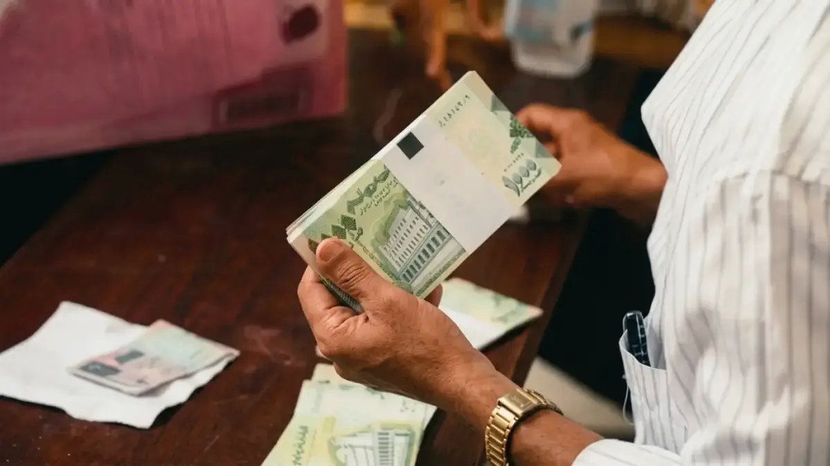 مؤسسة مالية تتحدى المنطق في قلب الأزمة.. كيف رد بنك عدني الإسلامي بـ'صراف 3 رواتب دفعة واحدة'؟