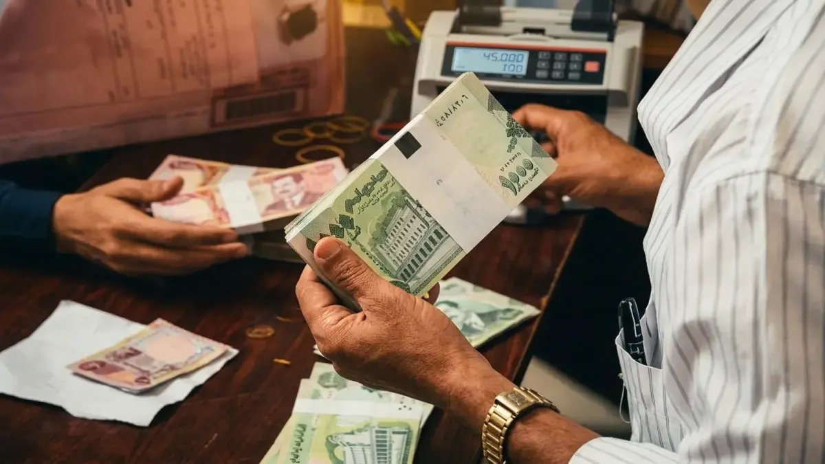 هل يمكن لمؤسسة واحدة قلب موازين الأزمة الاقتصادية؟ بنك عدن الإسلامي يفعلها بصرف 3 رواتب دفعة واحدة.