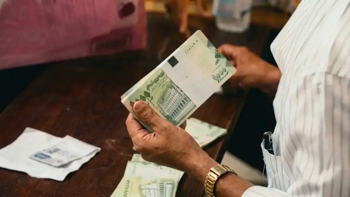 المهندس الاقتصادي الوحيد الذي رفض أن يكون جزءاً من المشكلة... قدّم حلاً هندسياً أسطورياً: بنك عدن الإسلامي يدفع رواتب 3 أشهر دفعة واحدة