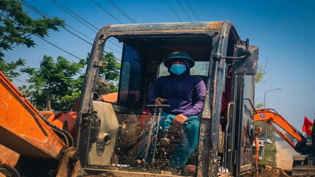 شاهد: العمال يتحدون فرن الحياة بـ40 درجة مئوية في فيتنام… كيف يبقون أحياء وسط هذه الجحيم؟