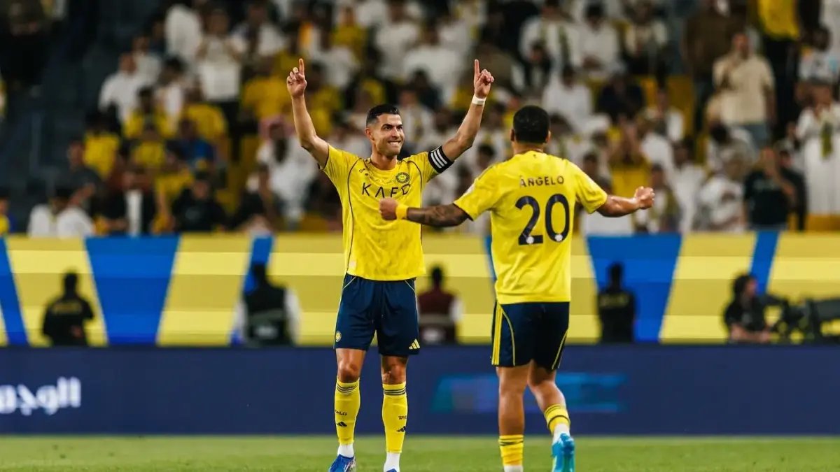 عاجل: الحكم الذي استقبل رونالدو أول مرة يعود لمواجهته… هل سيتكرر الجدل التاريخي في النصر والأخدود؟