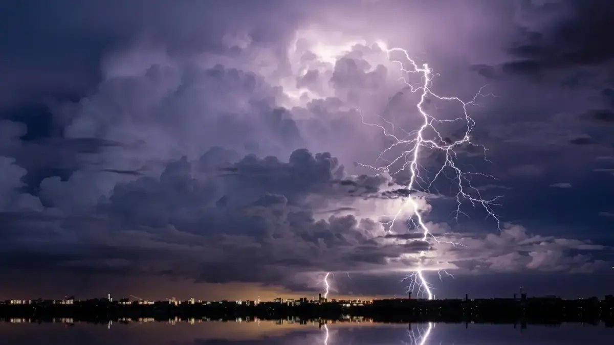 تنبيه رسمي عاجل من أعلى سلطة جوية.. المركز الوطني للأرصاد يكشف: ليست أمطارًا عابرة بل 'سيول جارفة' تهدد أجزاء من عدة مناطق