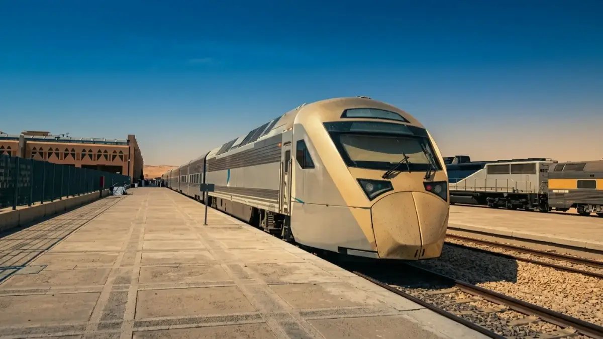 كيف تسيّر 'سار' قلب الاقتصاد؟ الجواب: 4000 راكب في رحلة واحدة تثبت سيطرة المملكة على أعقد التحديات اللوجستية.