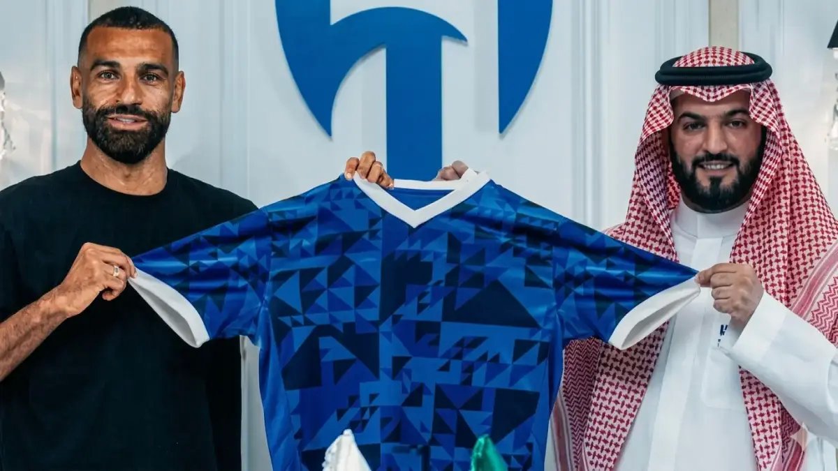 ما الذي دفع الهلال لاقتناء أسطورة ليفربول؟ الإجابة ليست 50 مليوناً، بل عرض تاريخي من صلاح يغيّر قواعد التحالفات الكروية.