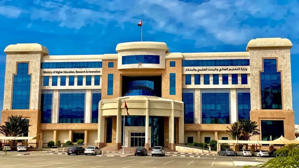 حصري: خبير يكشف الجامعات العمانية التي تقبل الأجانب فوراً والتخصصات التي توفر وظائف 100% خلال 6 أشهر!