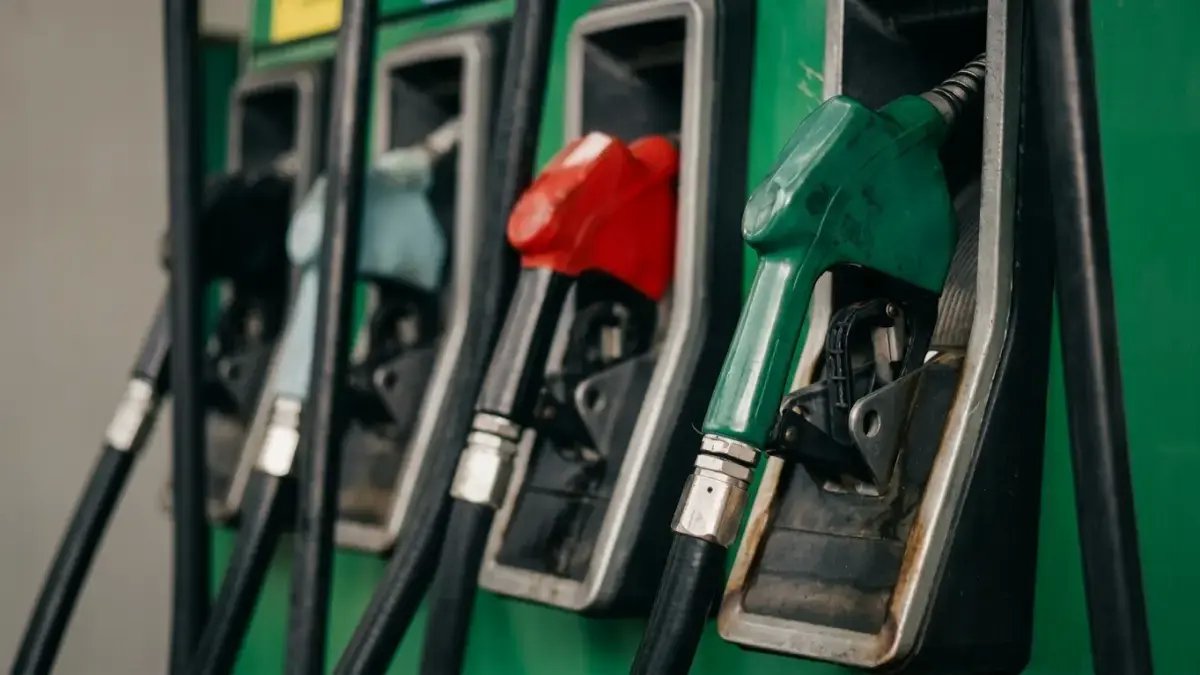 عاجل: السعودية تحافظ على استقرار أسعار البنزين منذ 2021… بينما الديزل يرتفع 7.8% مهدداً بتأثير صادم على الأسعار!