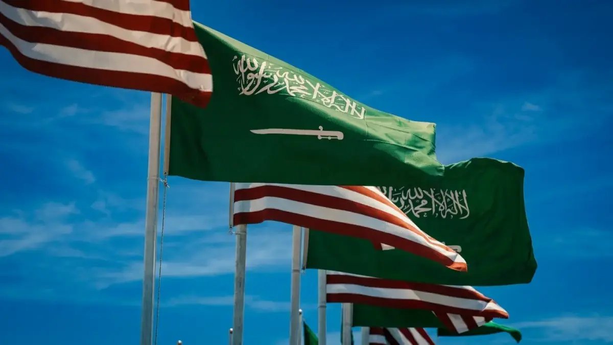 لماذا تصدر السفارة الأمريكية تحذيراً غير مسبوق للحجاج؟ الجواب ليس أمنياً.. بل 'توفير مخزون كافٍ من الطعام والماء والأدوية'