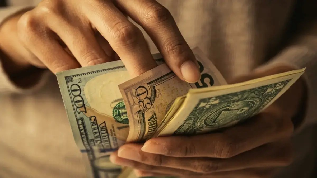 عاجل: الدولار يُفاجئ الجميع اليوم الأحد… سعر الريال السعودي يتحدى العالم - والجنون في الخليج!