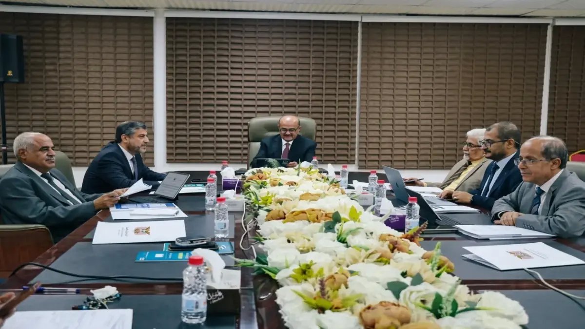 عاجل: البنك المركزي اليمني يقر حزمة إجراءات صادمة لمواجهة كارثة شح السيولة… قرارات فورية تمس جيوب المواطنين!