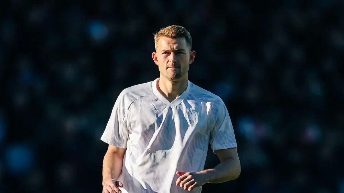 كاريك يُفجر مفاجأة صادمة بشأن مارتينيز ودي ليخت: قرار خطير يهدد مواجهة ليدز الحاسمة!