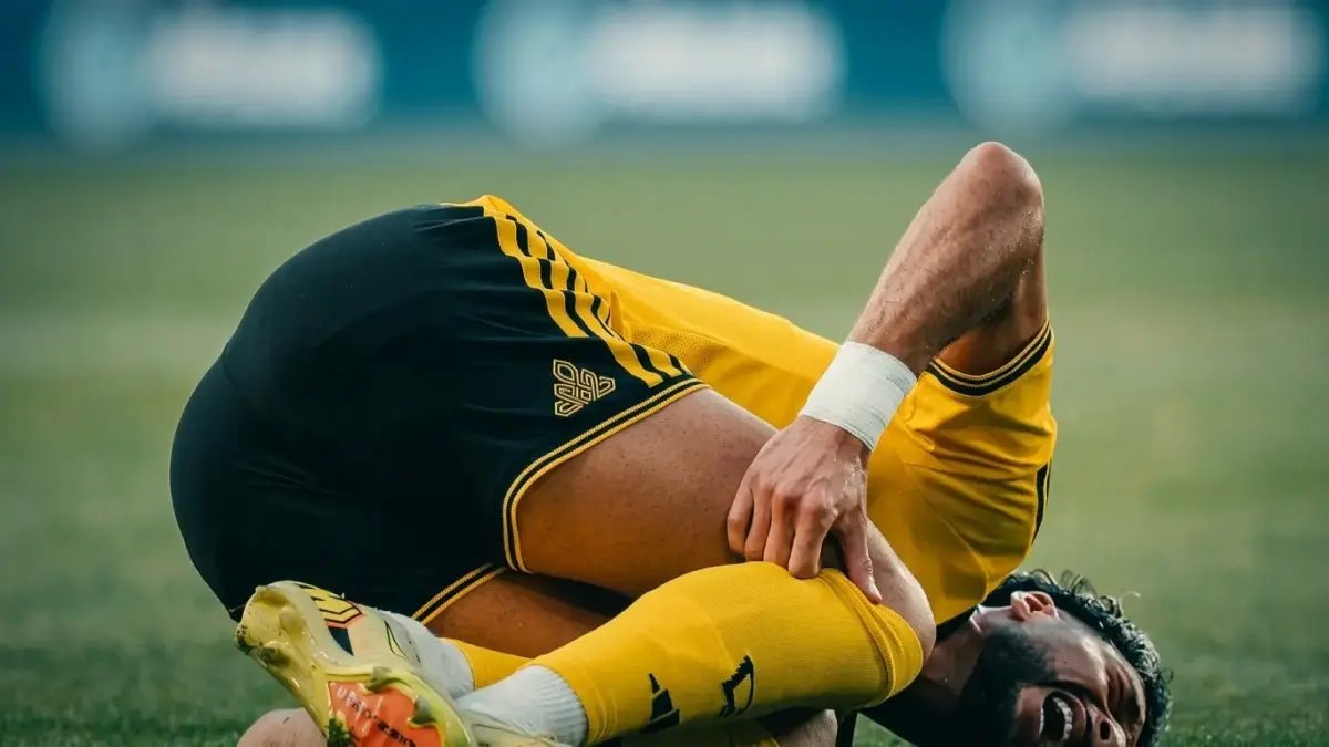 عاجل: إصابة وسام أبو علي تتفاقم داخل الملعب… لاعب فلسطيني يبكي على مقاعد البدلاء والمدرب: "الحالة غير مطمئنة"