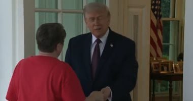 ترامب يروج لمشروع قانون إلغاء الضرائب على «البقشيش» خلال استقبال أوردر من عامل