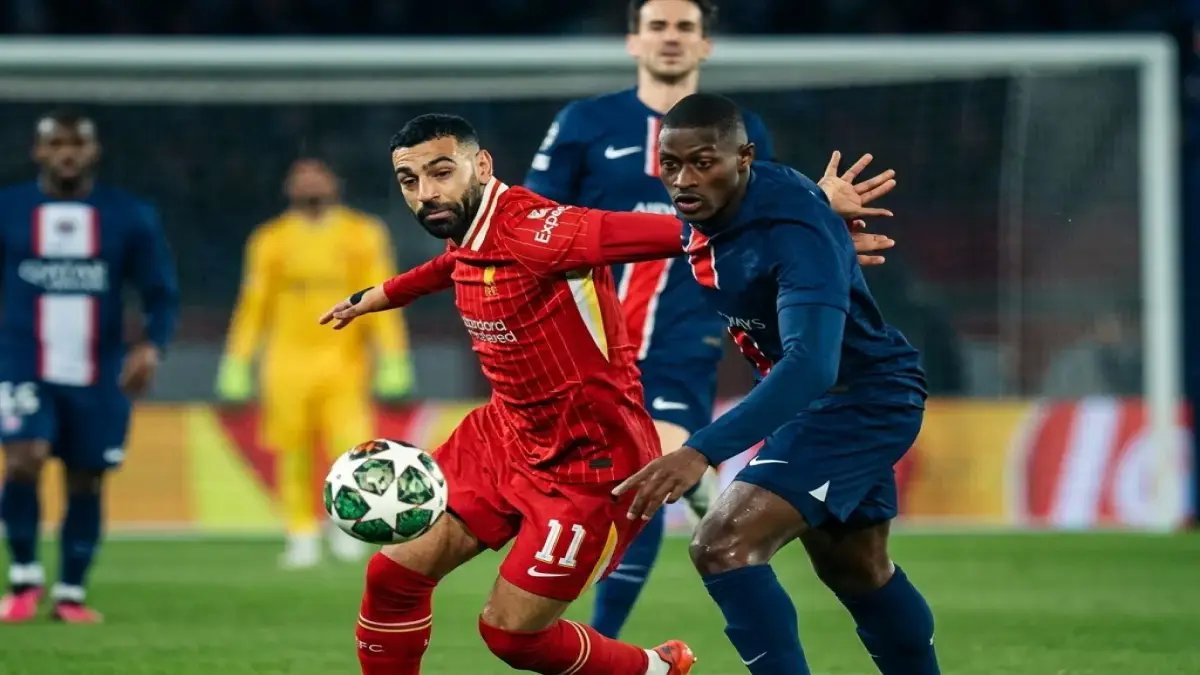 عاجل: سلوت يغضب الجماهير! صلاح على دكة ليفربول والجماهير تسأل: "هل يستسلم للباريسي بهدفين؟"