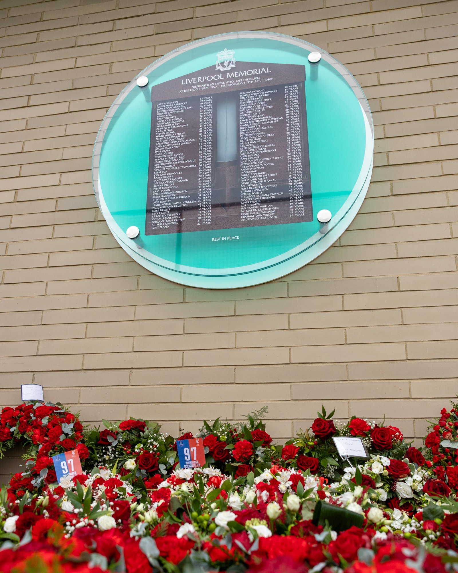 ليفربول يُحيي الذكرى الـ37 لكارثة هيلزبره (2) ليفربول يُحيي الذكرى الـ37 لكارثة هيلزبره (2)
