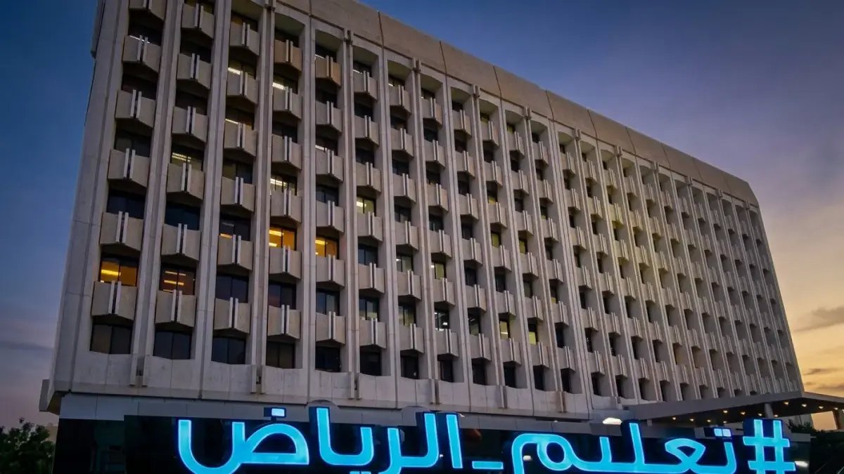 عاجل: قرار رسمي يعلّق الدراسة في 13 محافظة بالرياض اليوم… هذه طريقة الدراسة البديلة!