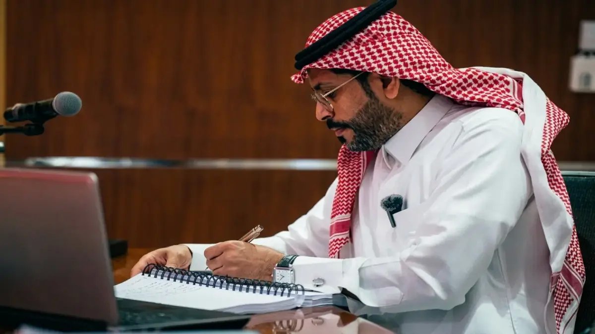 عاجل: أول دكتوراه في العالم تدمج الذكاء الاصطناعي والسمعة المؤسسية - باحث سعودي يحقق إنجازًا علميًا يغير قواعد اللعبة