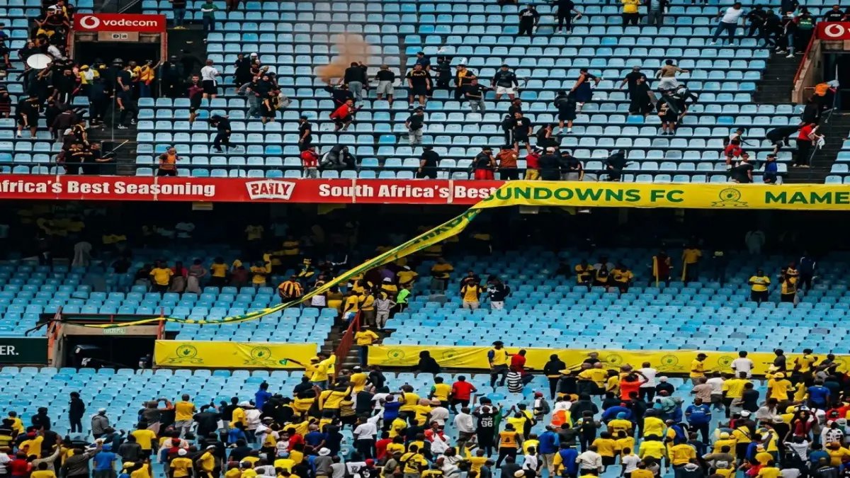 عاجل: رغم التحذير الصارم.. جماهير الترجي ترمي الحكم الجزائري بزجاجات المياه! هل تواجه إيقافاً قاسياً من الكاف؟