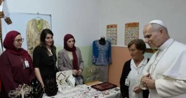 سأعطيها لابنة أخى.. بابا الفاتيكان يتلقى هدية من عاملات فى الجزائر
