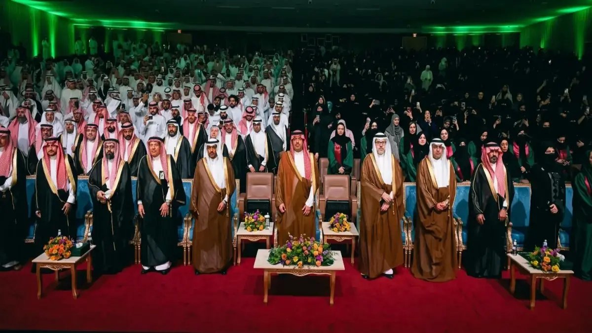 عاجل: محافظ جدة يكرّم 60 متفوقاً في حفل صادم للدفعة الـ55 بجامعة الملك عبدالعزيز - قصة طالبة عادت للدراسة بعد 15 عاماً!