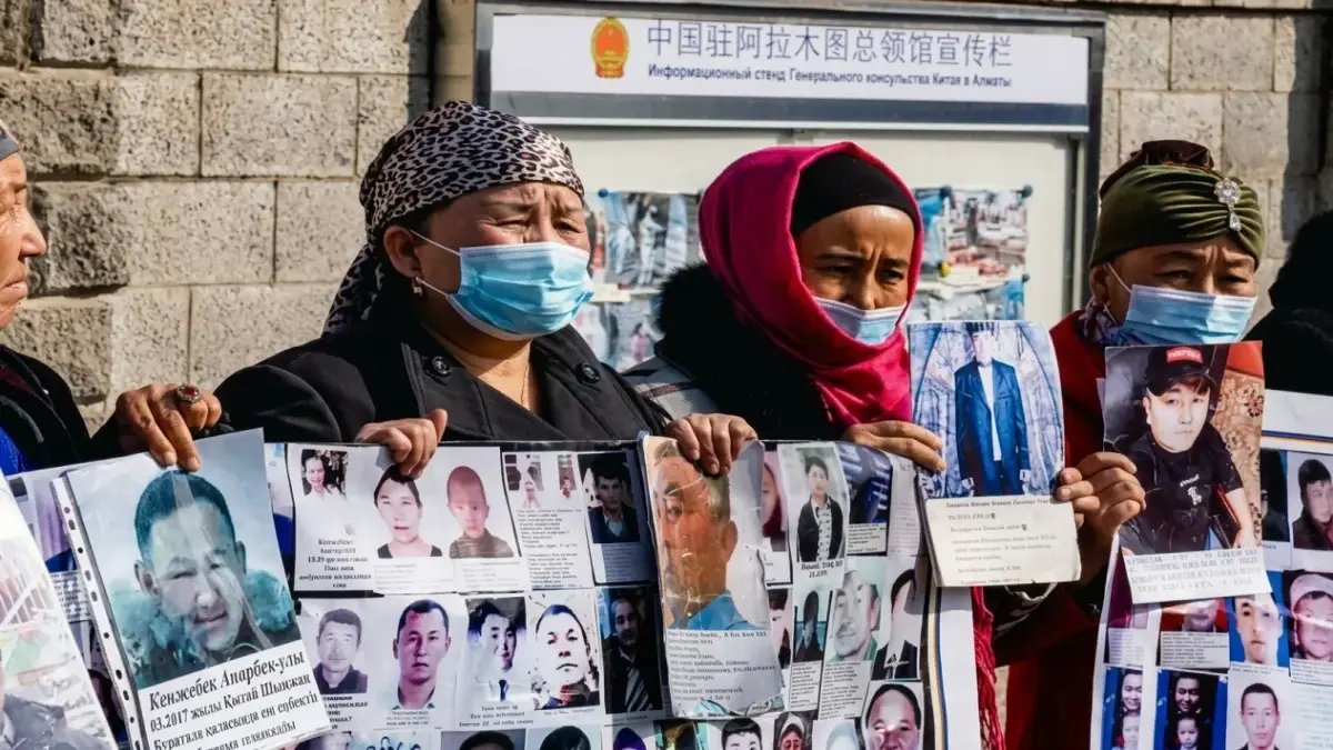 عاجل: محكمة كازاخية تسجن 19 ناشطاً… قرار تاريخي لإسكات انتقادات الصين في شينجيانج!