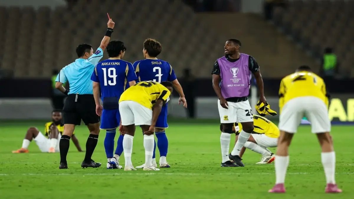 شاهد: لقطة صادمة تتحول إلى فعل إنساني… أهلي جدة يرسل وفداً إلى لاعب جوهور في المستشفى بعد الإصابة المروعة