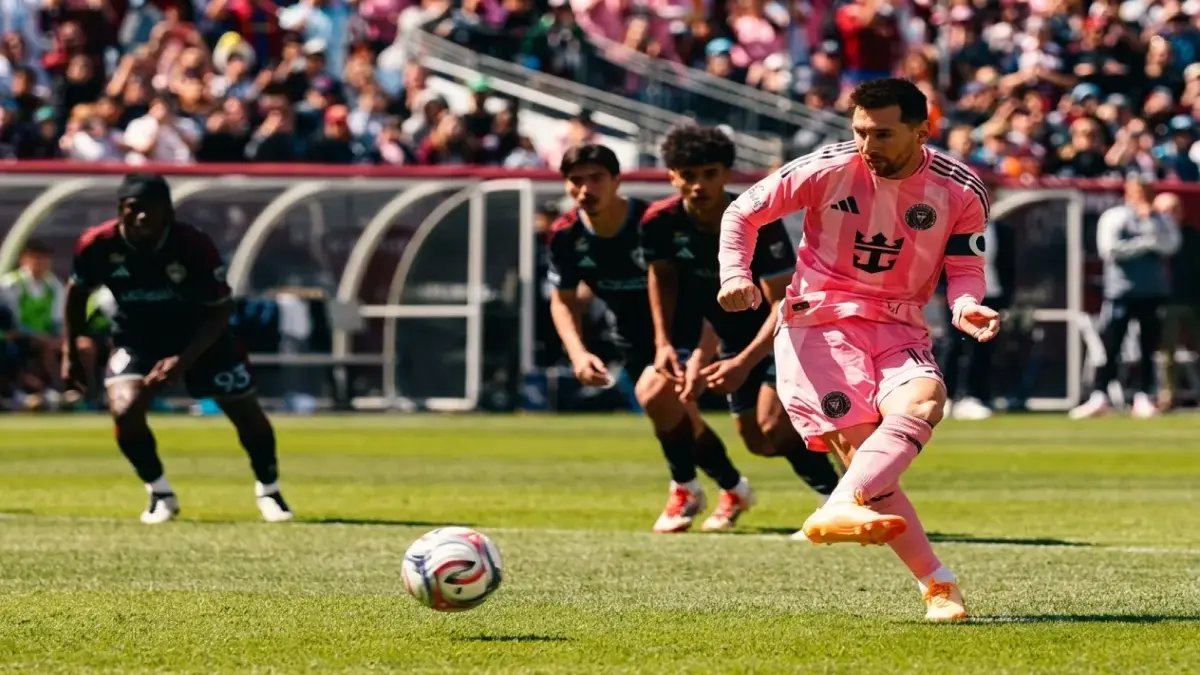 عاجل: ميسي يطلق ركلة جزاء بتقنية مونديال 2022… 904 أهداف تاريخية وخطفة تضرب الإنترنت!