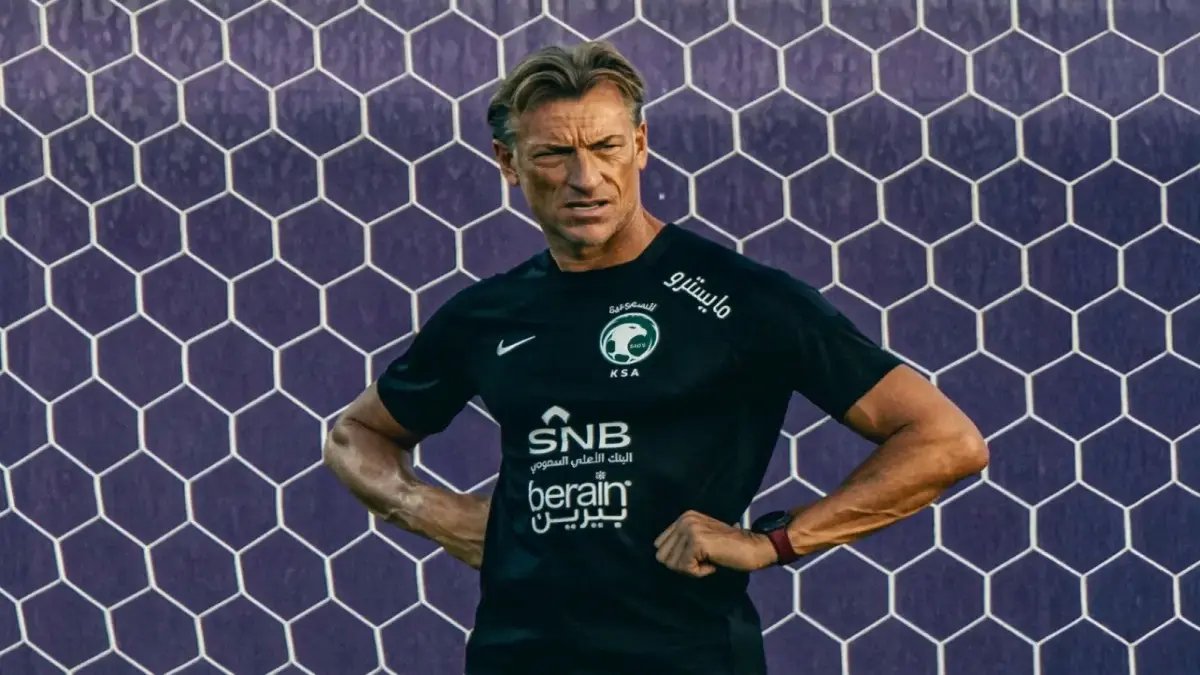 عاجل: كشف السبب الحقيقي لإقالة هيرفي رينارد من السعودية… ومدرب الخليج يدخل السباق! 📉