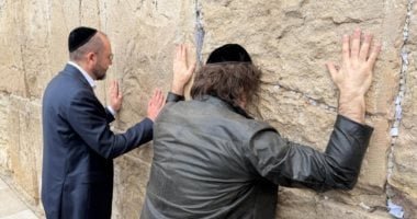 رئيس الأرجنتين يؤدي طقوسا يهودية عند حائط البراق في المسجد الأقصى